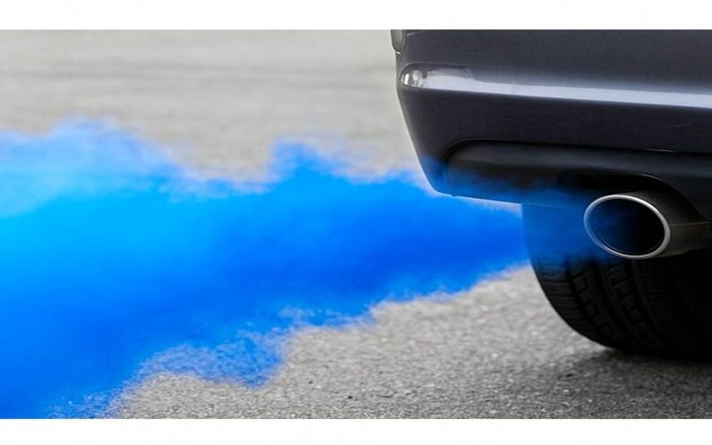 خارج شدن دود آبی از ماشین