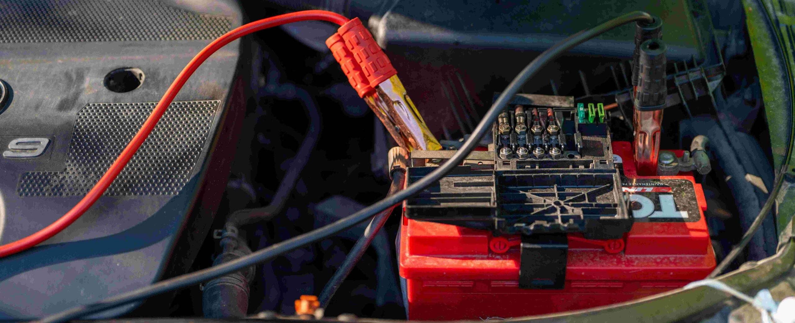 نمای نزدیک کابل‌ها به باتری