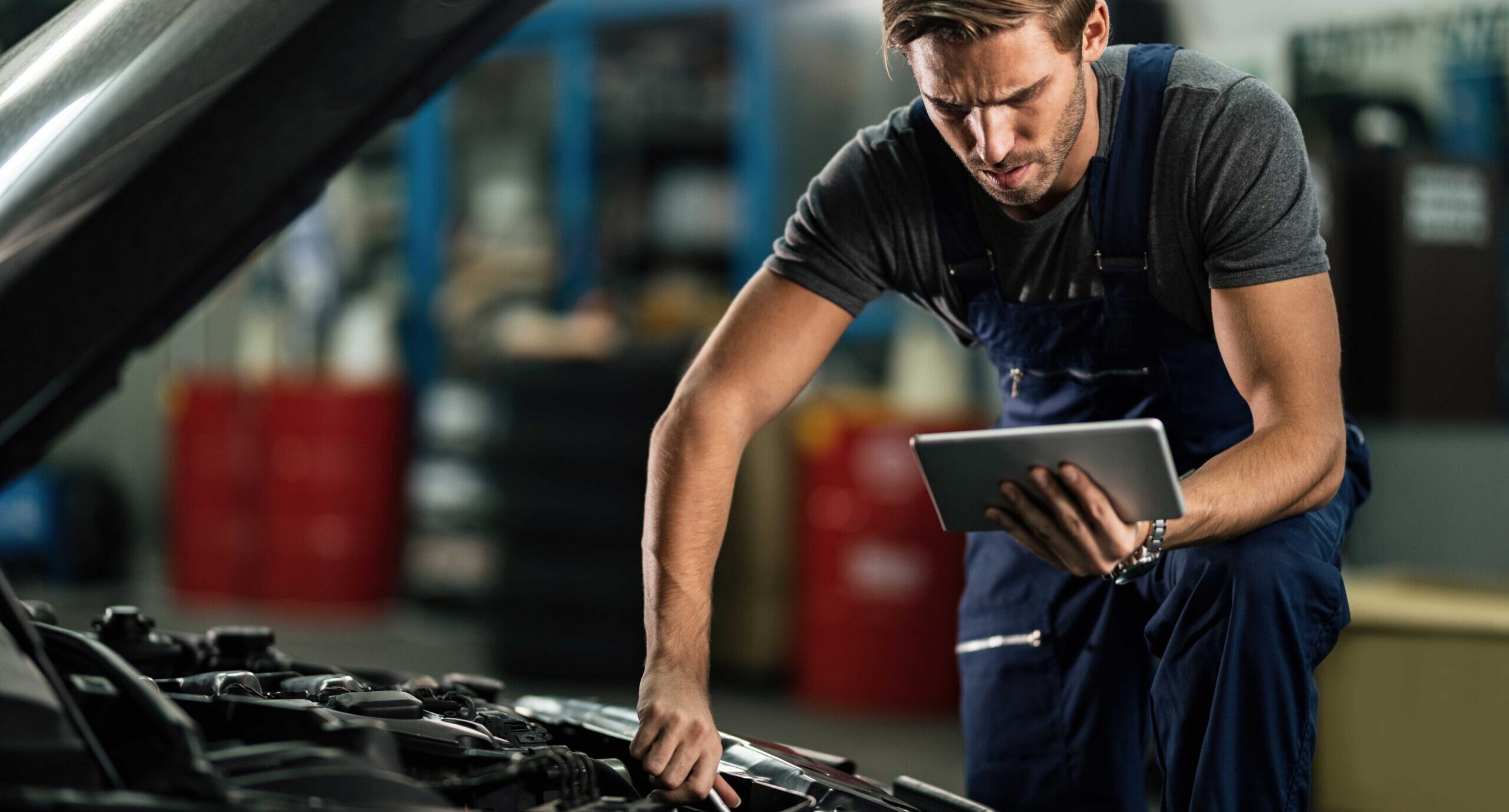 تعمیرکار درحال دیاگ کردن ماشین