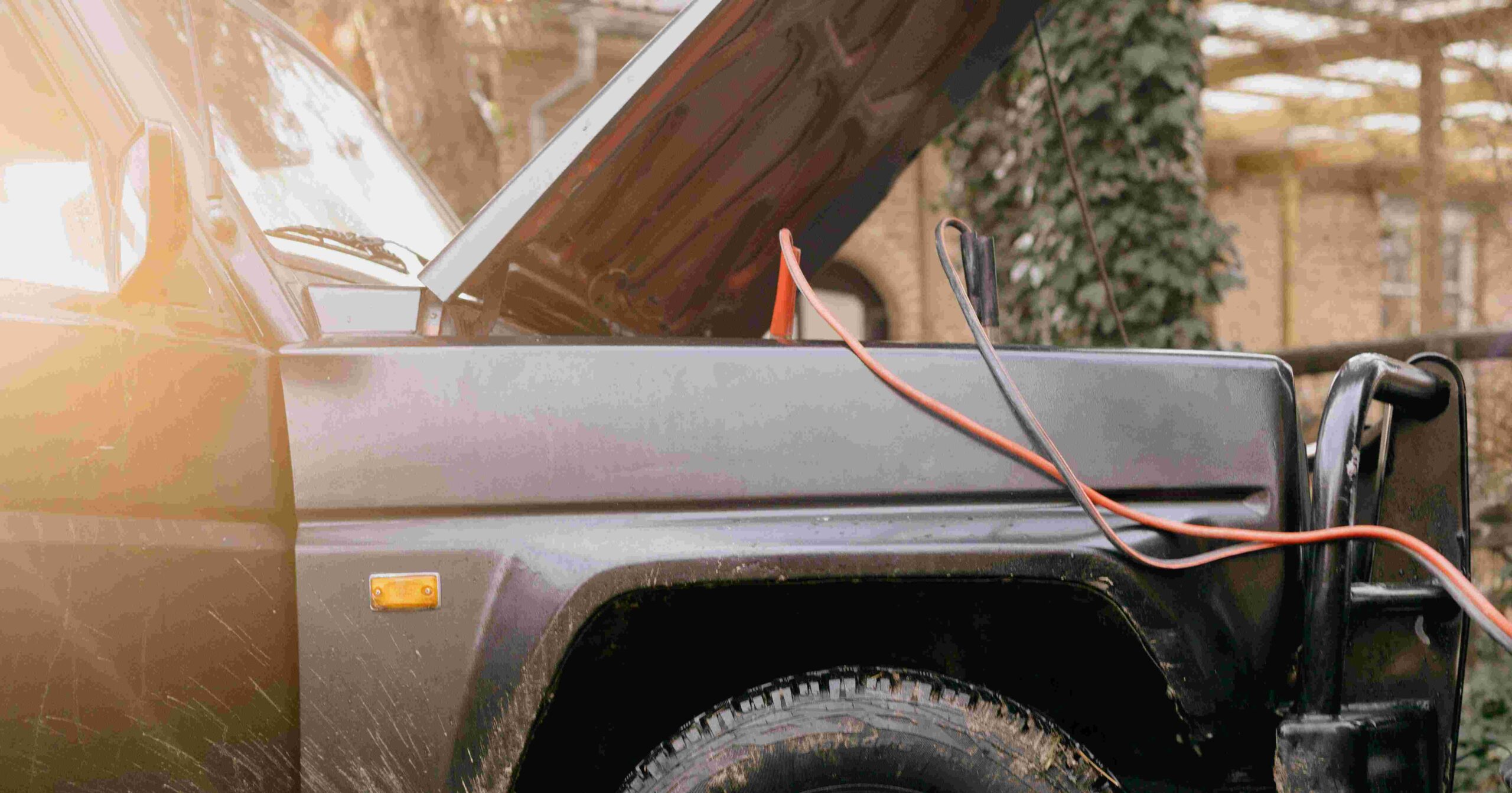 عکس خودرویی که درب کاپوت بازه و کابل ها وصل شدن