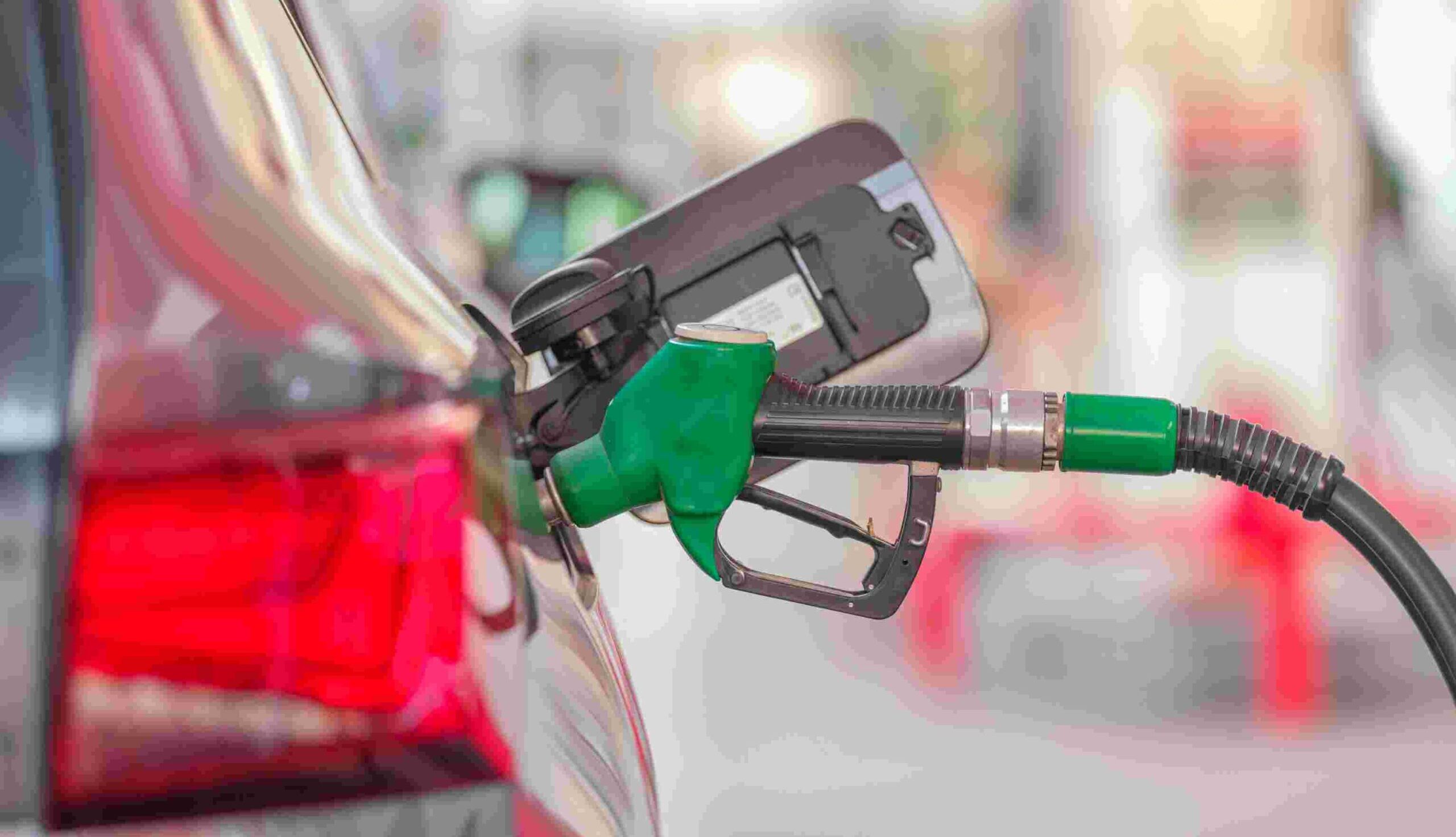 ماشین درحال بنزین زدن